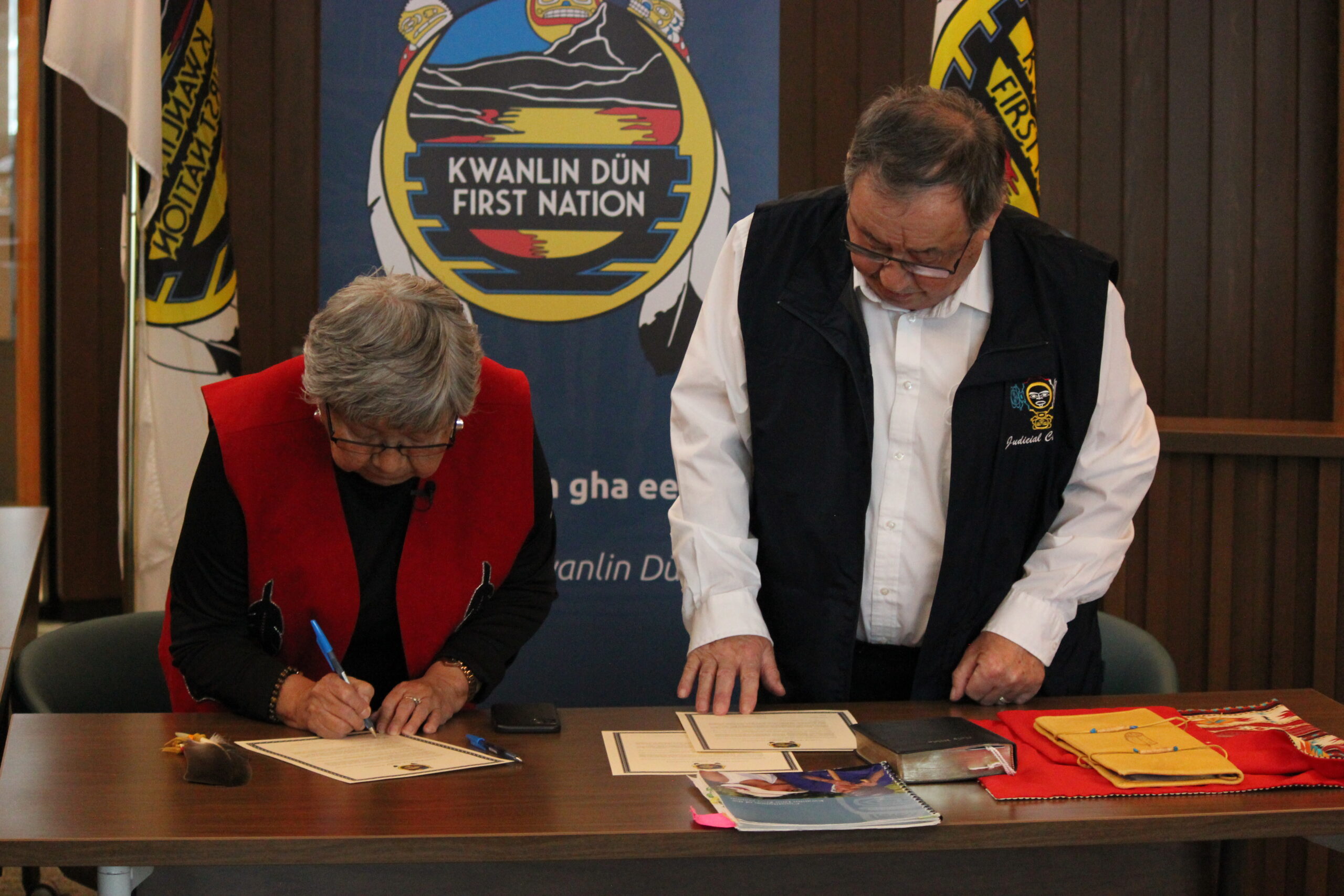 Councillor Kuster signing oath